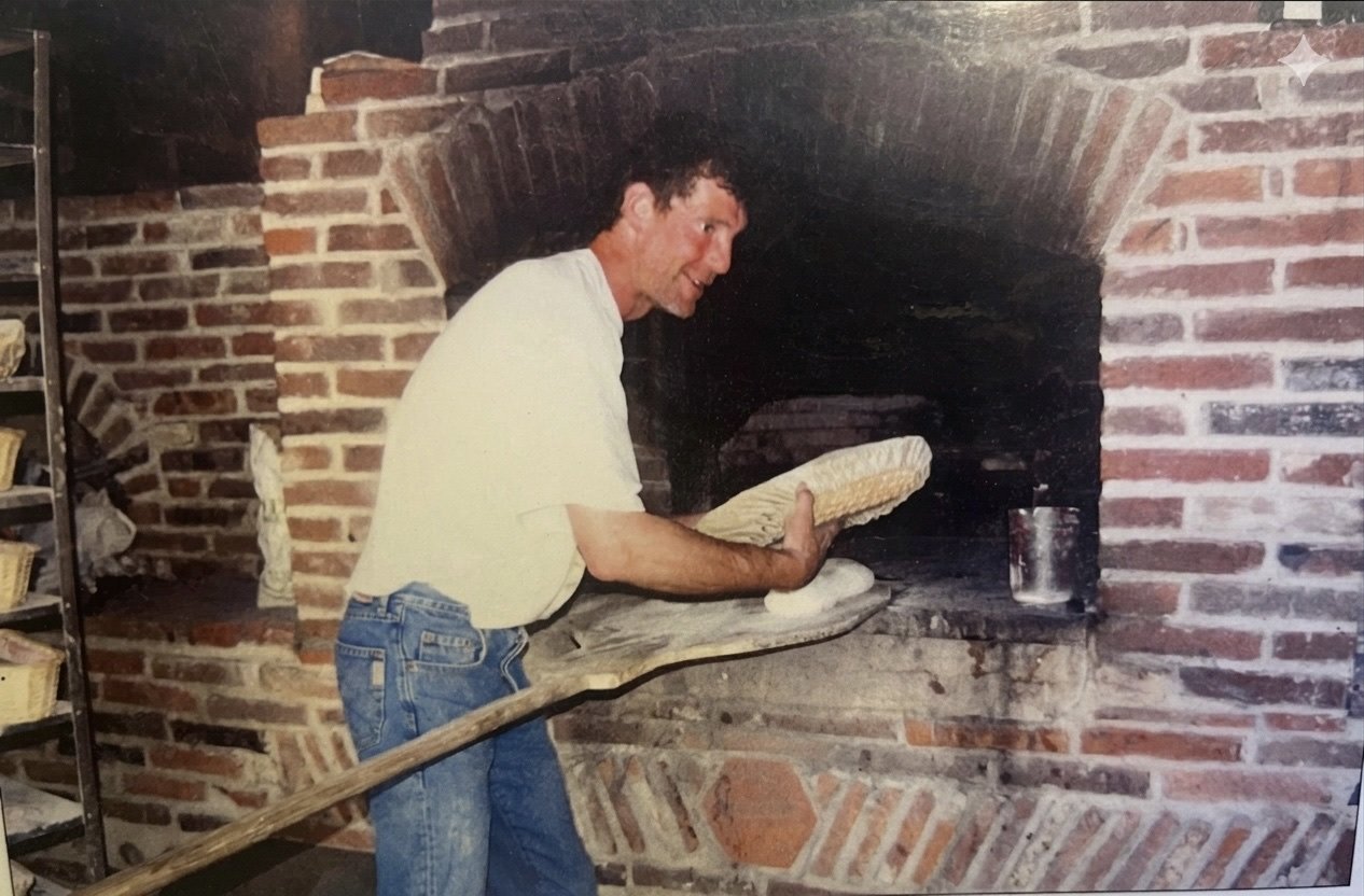 Henry-Pierre lors de la construction du four à bois