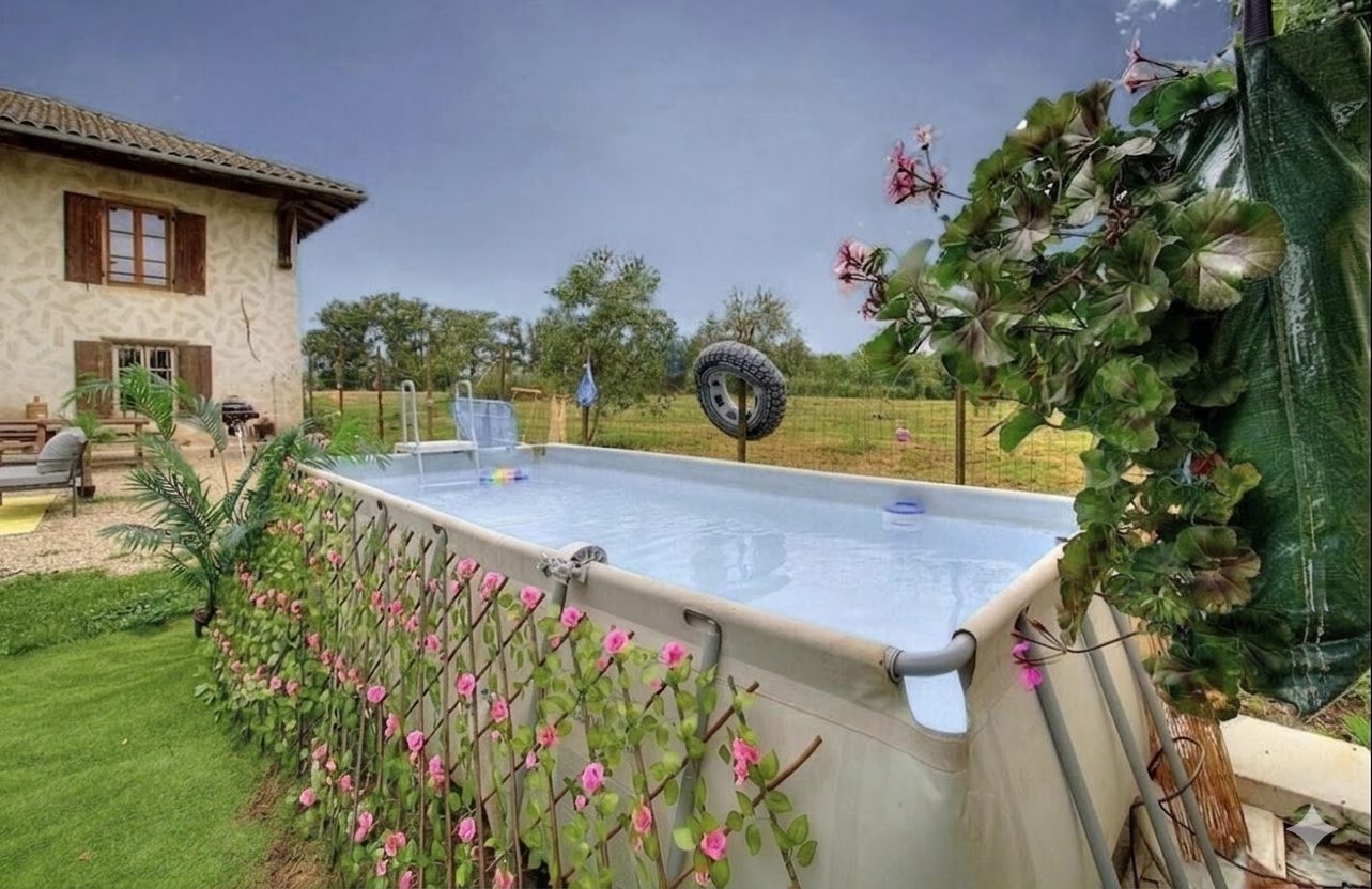 Piscine hors-sol dans le jardin – Gîte Les Pétillières