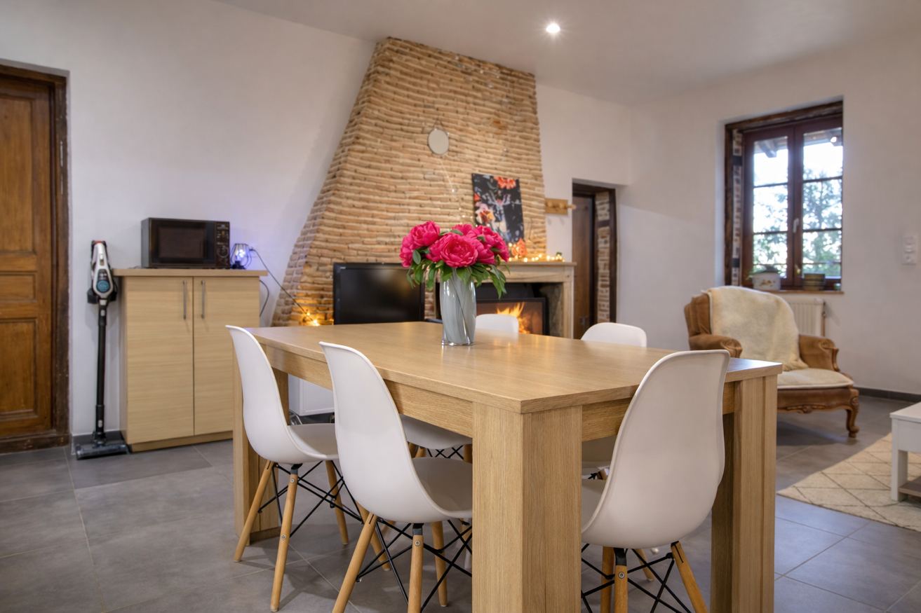 Salle à manger avec cheminée – Gîte Les Pétillières