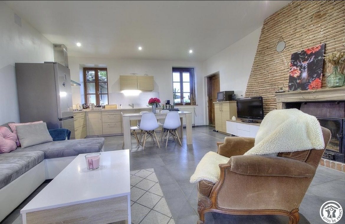 Séjour avec cheminée en brique – Gîte Les Pétillières